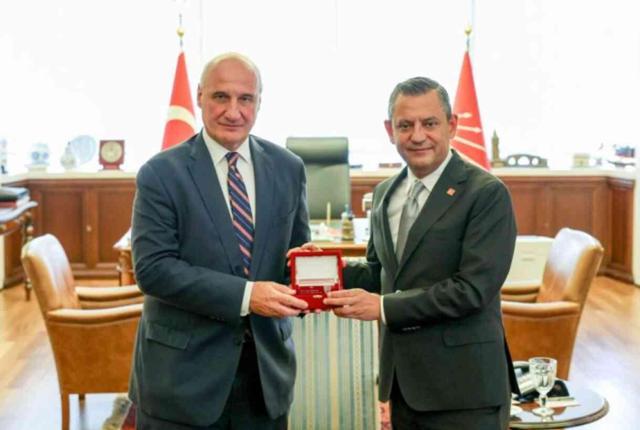 CHP lideri Özel, kendisini ziyaret eden Yunan büyükelçiyle Atatürk portresi önünde poz verdi