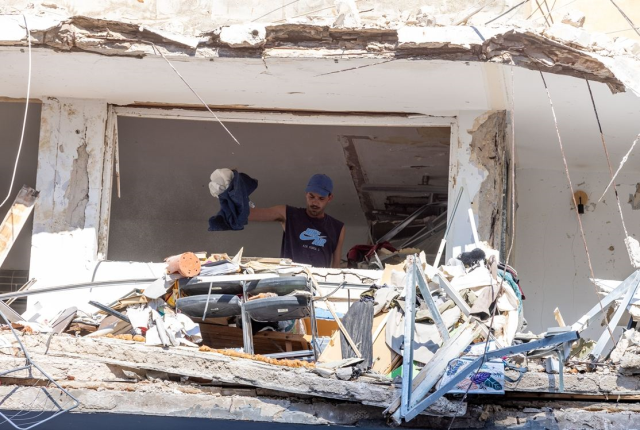 İran'ın vurduğu Tel Aviv'de büyük yıkım