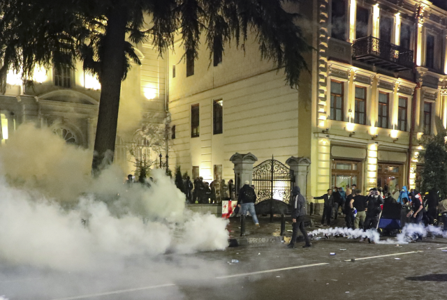 Gürcistan'da yer yerinden oynuyor! Protestocular Cumhurbaşkanlığı Sarayı'nı ele geçirmeye çalıştı