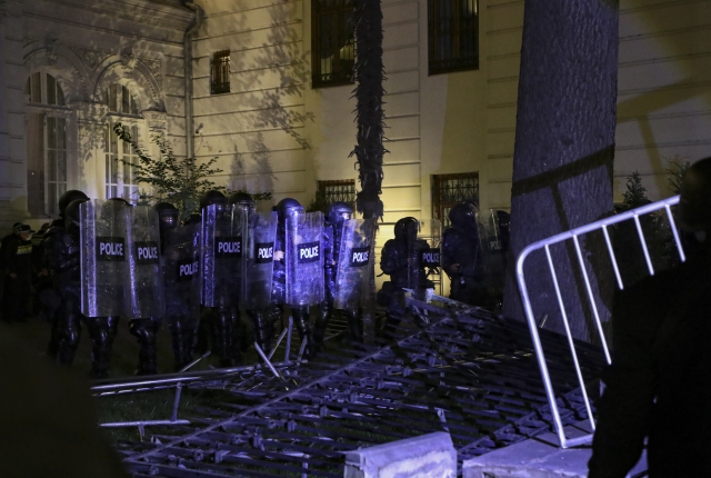 Gürcistan'da yer yerinden oynuyor! Protestocular Cumhurbaşkanlığı Sarayı'nı ele geçirmeye çalıştı
