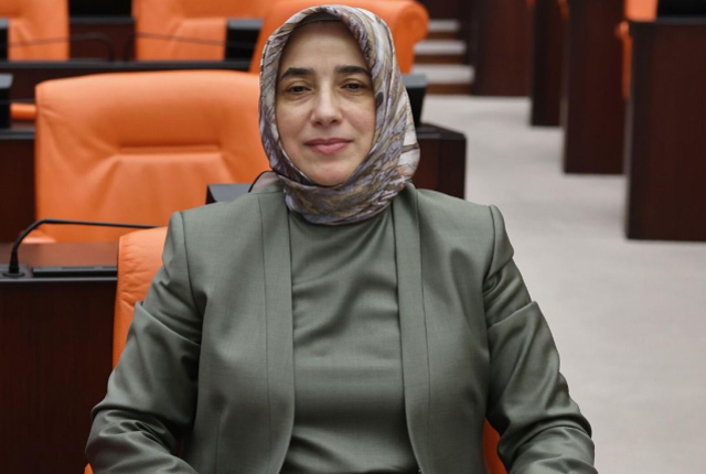 Özlem Zengin açıklama yaparken