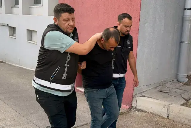 Kapısına gelen çiçeği aldı, 5 ev ve araçlarından oldu