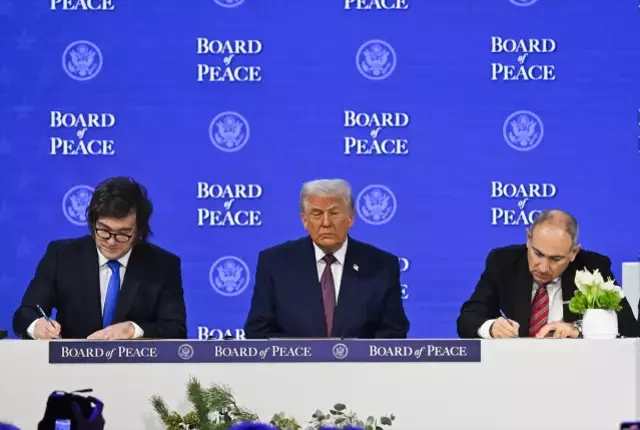 Davos Zirvesi'ne devlet başkanının giydiği ayakkabı damga vurdu