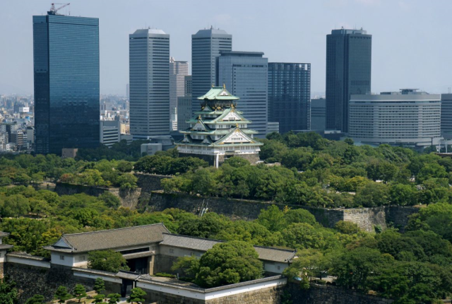 Osaka Belediye Başkanı Hideyuki Yokoyama, basın toplantısında bağış hakkında konuşuyor
