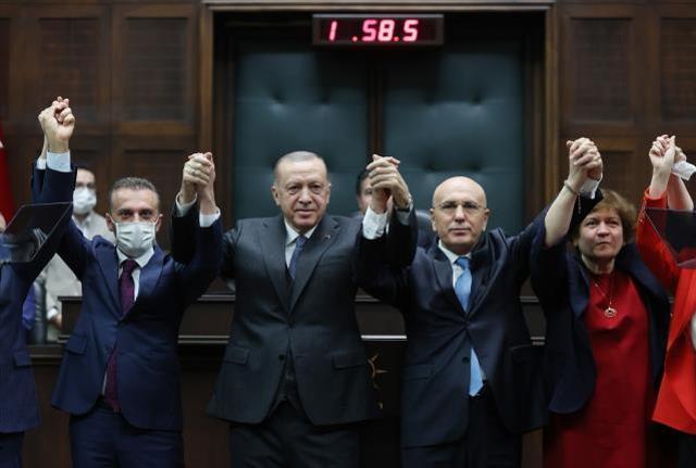 İsmail Ok'un baş döndüren siyasi trafiği! MHP'den gönderildi, İYİ Parti'ye gidip Akşener'in elini öptü, son durağı AK Parti oldu