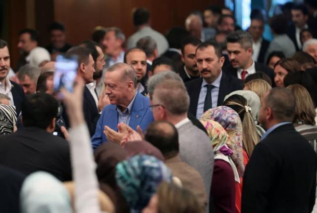 Erdoğan'dan vekillere: Dar gelirlilerin yaşadığı sıkıntının farkındayız, inkar edecek değiliz