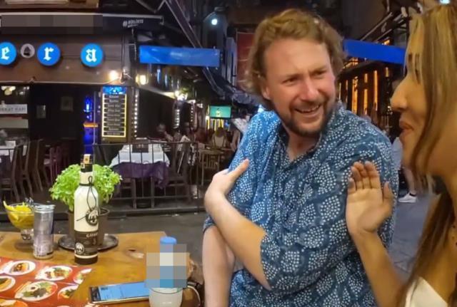 Twitch yayıncısı Jay Streazy, İstanbul'da yaptığı yayın sırasında çiçek satmaya çalışan bir çocuk tarafından ısırıldı