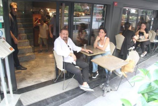 Ünlü yorumcu Erman Toroğlu, yeni evlendiği 34 küçük eşiyle ilk kez görüntülendi