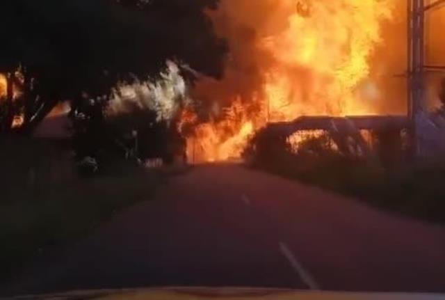 JOHANNESBURG - Güney Afrika'da akaryakıt tankerinin patlaması sonucu 10 kişi öldü (2)