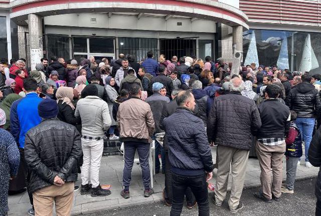 Sivas'ta mağazada indirim izdihamı