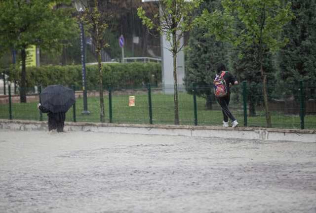 Ankara'da Sağanak Yağış: Yollar Göle Döndü, Araçlar Mahsur Kaldı
