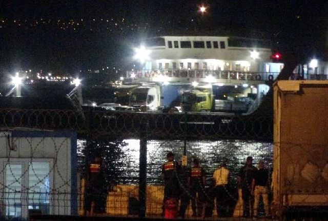Dikkatsizliği canına mal oluyordu! Feribota binmek isteyen araç denize uçtu