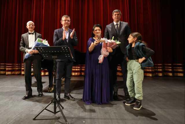 CHP lideri Özel'in Kürt devleti isteyen soprano Pervin Chakar'ın elini öpmesi ortalığı karıştırdı