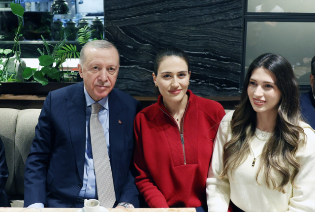 Cumhurbaşkanı Erdoğan bir kafede vatandaşlarla sohbet etti, çocukları sevdi