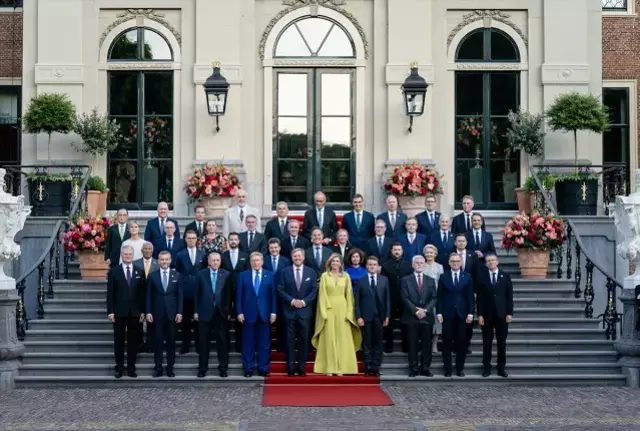 Erdoğan, NATO Devlet ve Hükümet Başkanları Zirvesi'ndeki aile fotoğrafı çekimine katıldı. 