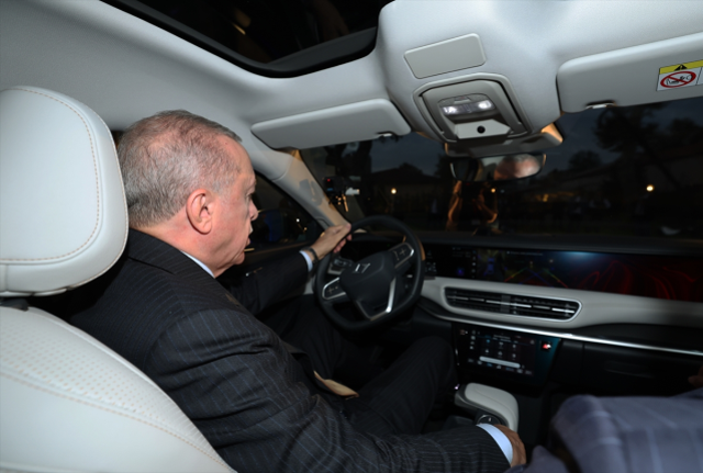 Cumhurbaşkanı Erdoğan yeni TOGG T10F ile Dolmabahçe'de test sürüşü yaptı