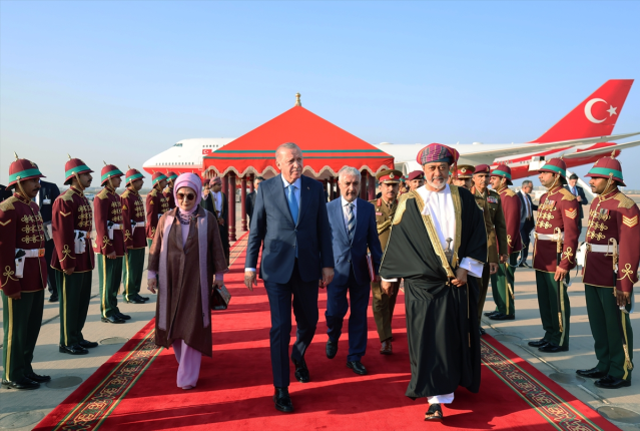 Cumhurbaşkanı Erdoğan'a Umman'da görkemli karşılama! F-16'lar peş peşe havalandı