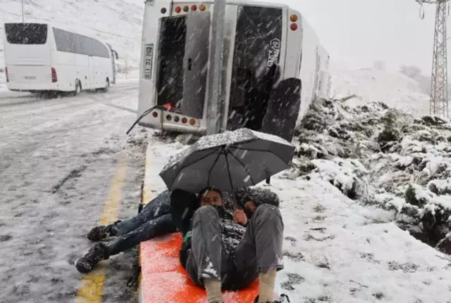 İşçi servisi takla attı, ambulansı şemsiyeyle bekledi