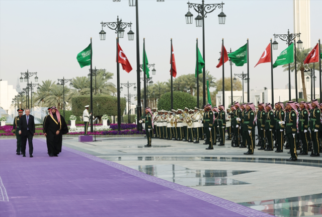 Cumhurbaşkanı Erdoğan, Suudi Arabistan'da resmi törenle karşılandı