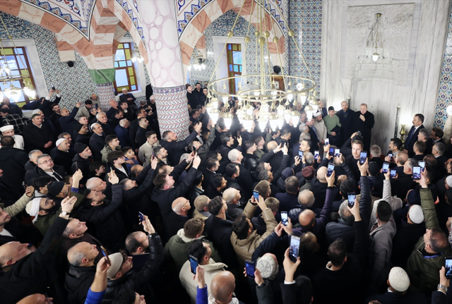 Bayram namazı kılan Erdoğan'ın hedefinde o &uuml;lke vardı: Bedelini &ouml;deyecek