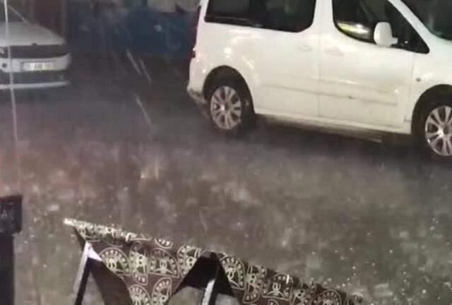 Vatandaşlar brandaların altında saklandı! Erzurum dolu nedeniyle bir anlığına beyaza büründü