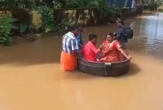 Sel nedeniyle mahsur kalan çift, düğünlerine kazanın içinde gitti
