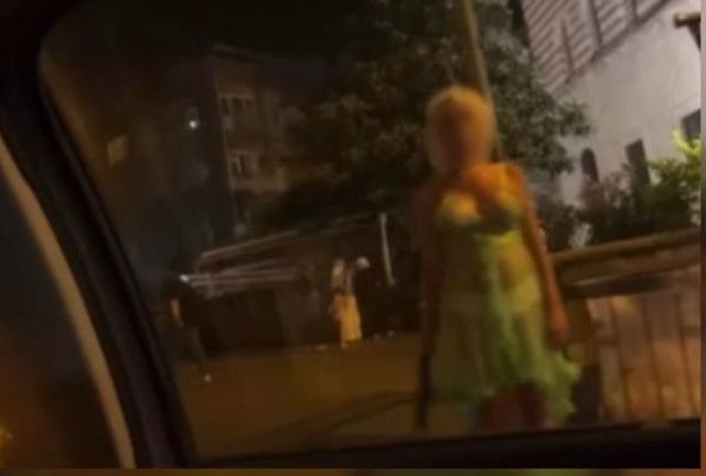Kaldırımda bekleyen kadına 'Çalışıyor musunuz?' dedikten sonra yangın tüpü sıkan magandalar için hesap zamanı