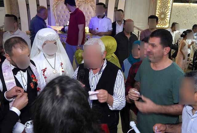 Davetsiz gittiği iki düğünde gelin ve damada hayatının şokunu yaşattı