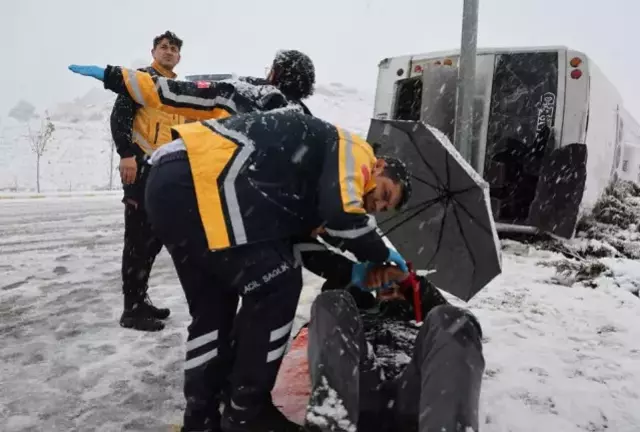 İşçi servisi takla attı, ambulansı şemsiyeyle bekledi