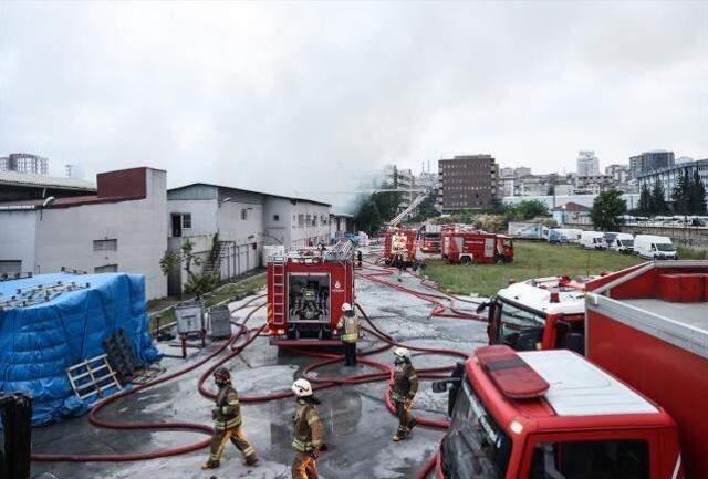 Alevler geceyi aydınlattı! Kağıt fabrikasında çıkan yangın 6 saatte söndürüldü