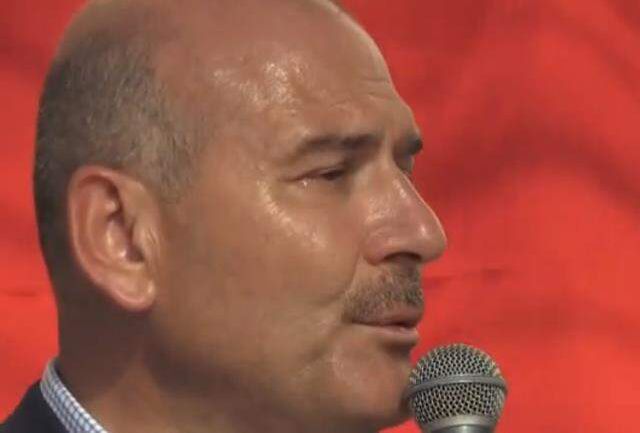 Zeytin Dalı bölgesindeki güvenlik güçleriyle bayramlaşan Bakan Soylu, gözyaşlarına hakim olamadı