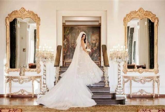 Şarkıcı Günseli Deniz, Amerikalı iş insanıyla Çırağan Sarayı'nda görkemli düğünle evlendi