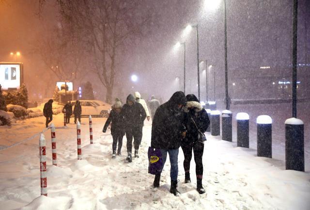 Şiddetini artıran kar yağışı İstanbul'u kısa sürede beyaza bürüdü! İşte megakentten kar manzaraları