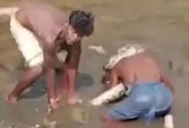 Dere yatağında bulduğu yılanı boynuna dolayan sarhoş adam, yaptığına bin pişman oldu