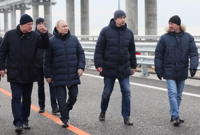 Putin saldırı sonrası onarılan Kırım Köprüsü'nü ziyaret etti