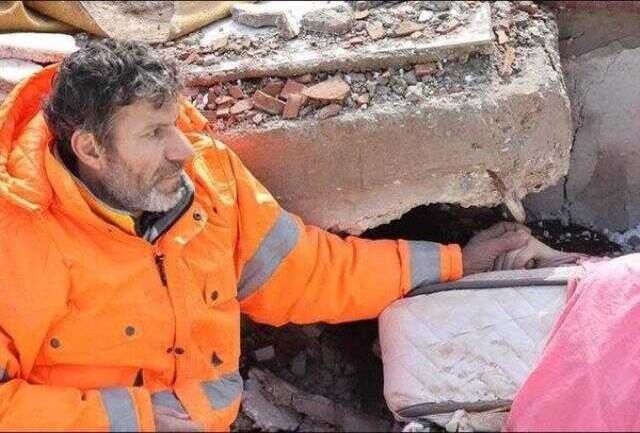 Enkaz altındaki kızının elini bırakmayan baba konuştu: Çıplak ellerimle enkazı kazmaya çalıştım