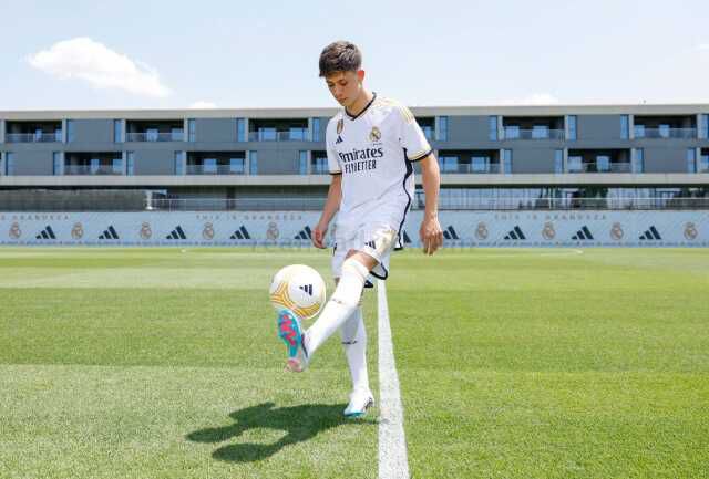 Arda Güler, Real Madrid formasını ilk kez giydi! İlk işi armayı öpmek oldu