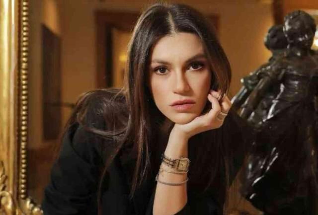 Taş Kağıt Makas'a dahil olan Yüsra Geyik, eski sevgilisi Ozan Güven'le karşılıklı oynayacak