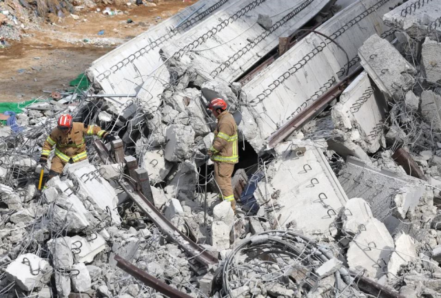 İnşaatı devam eden köprü çöktü: 4 kişi hayatını kaybetti