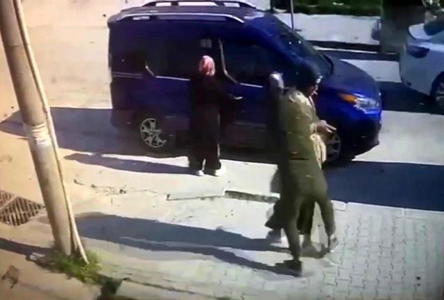 Sokak ortasında şok! Yenge durdurdu, ağabey arabaya attı