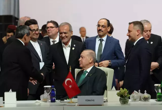 Zirve sırasında katılımcılar