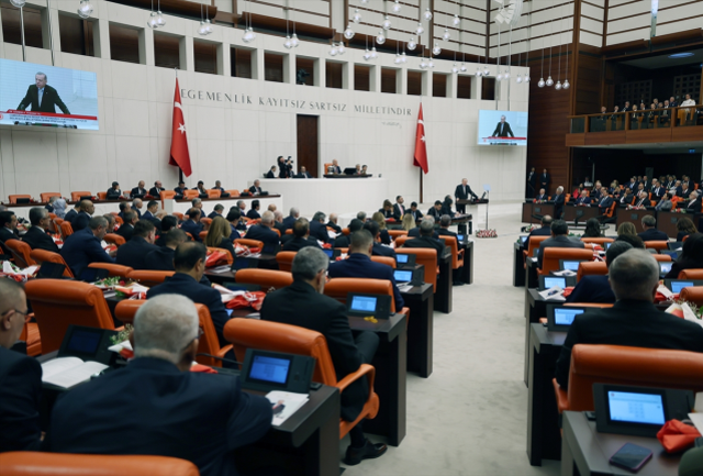 Cumhurbaşkanı konuşma sırasında TBMM kürsüsünde