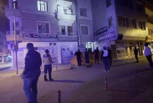 Aksaray'da evin balkonunda bekleyen şüpheli ve çocuklar