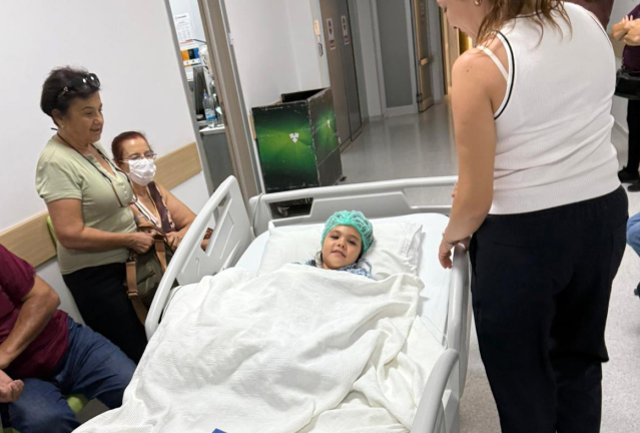 Anaokulunda kapıya sıkışan çocuğun tedavi sonrası görüntüsü