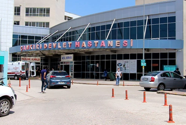 İşe gitmek için evden çıkan eski eşini bıçaklayarak katletti