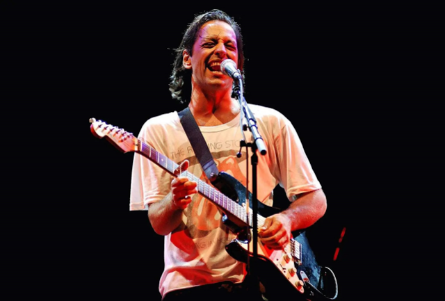 Duman'ın solisti Kaan Tangöze şafak operasyonuyla gözaltına alındı