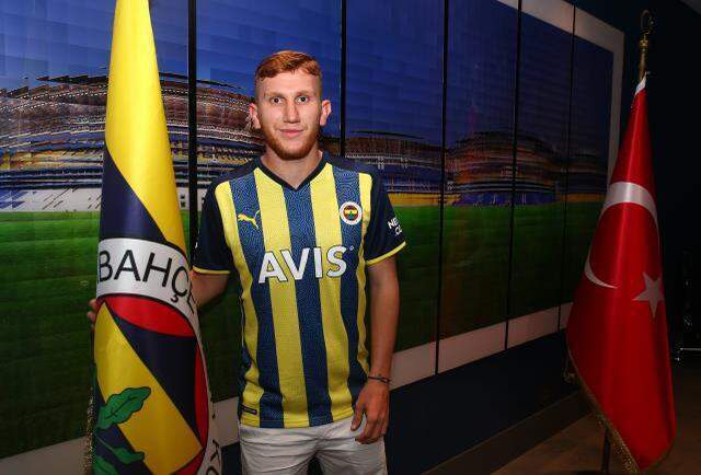 Burak Kapacak, Fenerbahçe'de! Gökhan Gönül'le özdeşleşen 77 numaralı formayı giyecek