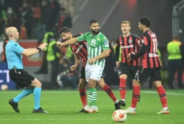 Böyle saldırı ne görüldü ne duyuldu! Kerem'i kulağından çekip yumruk attı