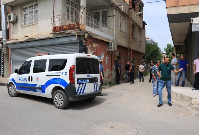 Çocuklardan birini dövüp sokağa attı, 4'ünü eve kilitleyip cezaevine gitti