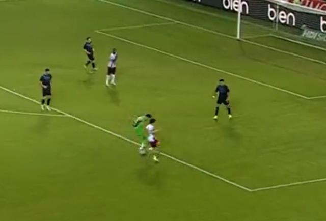 İzleyenler gözlerine inanamadı! Herkes Adana Demir kalecisinin son dakikada yaptıklarını konuşuyor